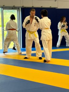Cours de karaté au dojo des Essarts